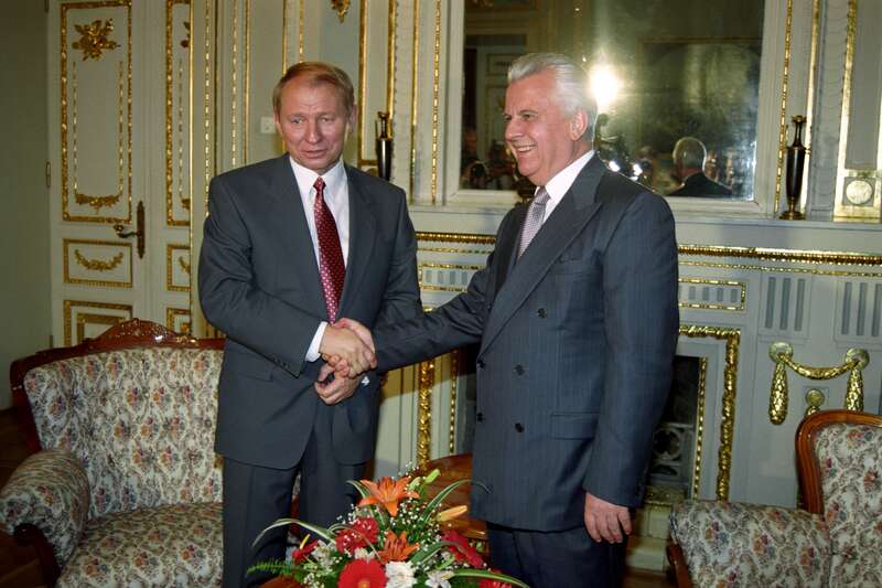 1994. Победитель президентских выборов Леонид Кучма жмет руку президенту Леониду Кравчуку (фото – Сергей Супинский/EPA) 1994. Победитель президентских выборов Леонид Кучма жмет руку президенту Леониду Кравчуку (фото – Сергей Супинский/EPA)