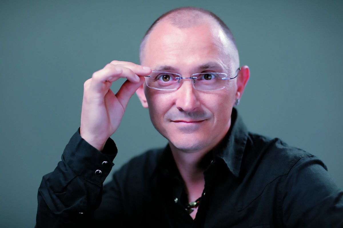 Михайло ДЖАМАЛЬ, 38 років, підприємець, волонтер. Народився 13 вересня 1983-го в Севастополі. Батько має будівельний бізнес, мати – готельно-ресторанний. Закінчив Київський міжнародний університет. За фахом – юрист-міжнародник. Займався рекламним та івент-бізнесом. Потім допомагав батькам. 2014 року через проукраїнську позицію виїхав із Криму. Звів собі будинок у селі Крюківщина, за 6 кілометрів від Києва. А згодом – житловий комплекс ”Кримський квартал”. Із кожного проданого будинку виділяє гроші на волонтерство. ”Я не просто будую і продаю житло, а створюю комфортне середовище. Насамперед для себе, бо я – егоїст, обираю собі сусідів. Переважно волонтерів, військових, людей з активною громадською позицією, які підтримують Україну не словом, а ділом. Раз я відмовив покупцям через те, що відпочивали в анексованому Криму”. У шлюбі. Дружина Ольга, 38 років, – домогосподарка. Виховує синів – 15-річного Матвія і Тимофія, 13 років. Має двох псів породи кане-корсо Феліса і Фрею dqxikeidqxitkant