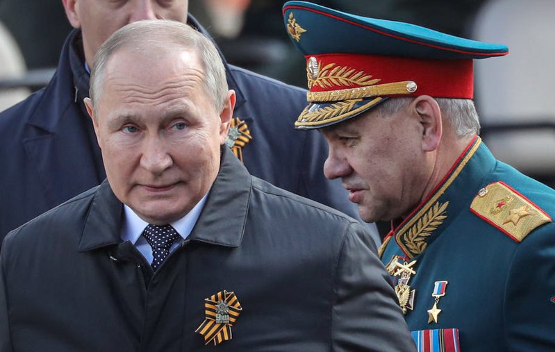 Путін та Шойгу після закінчення параду, 9 травня 2022 року