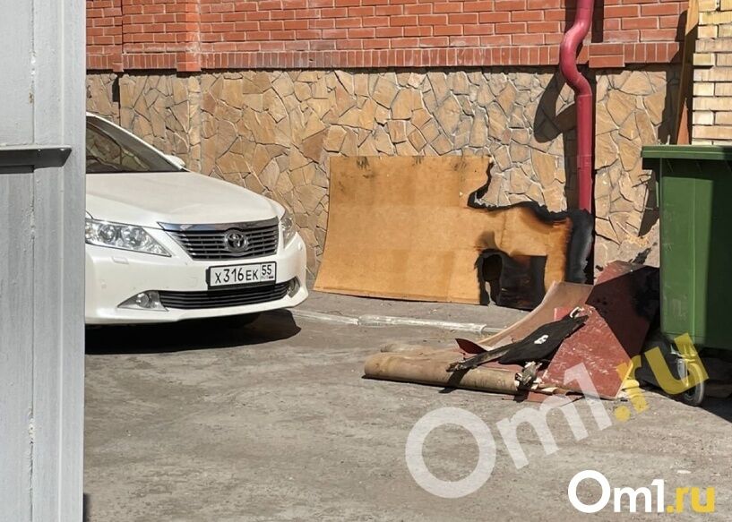 Из здания вынесли фанеру, которая горела