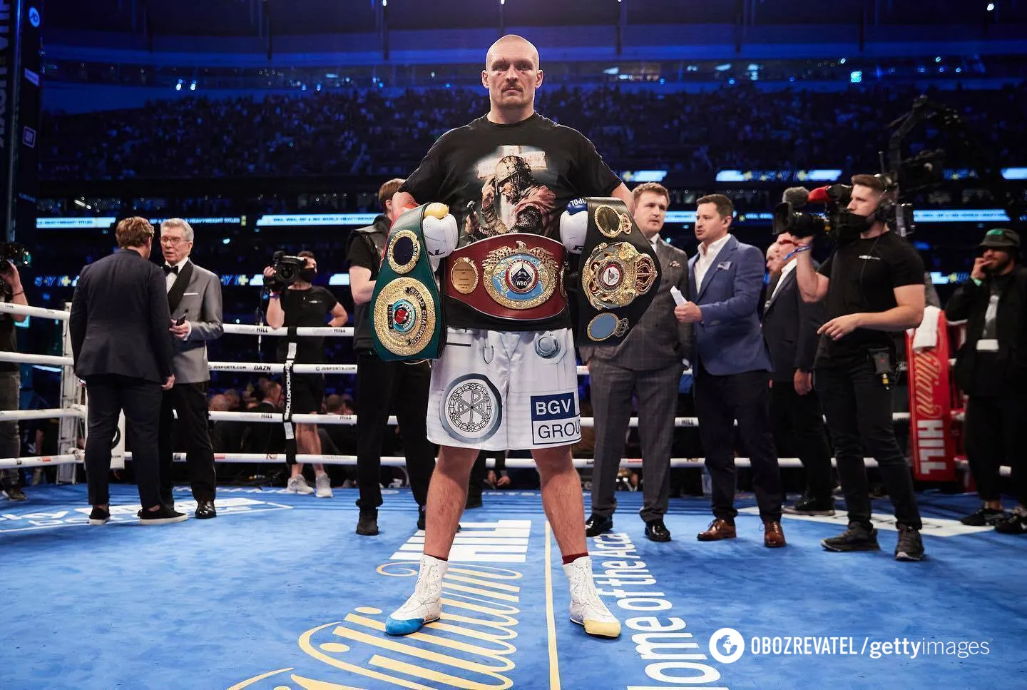 Усик с чемпионскими поясами