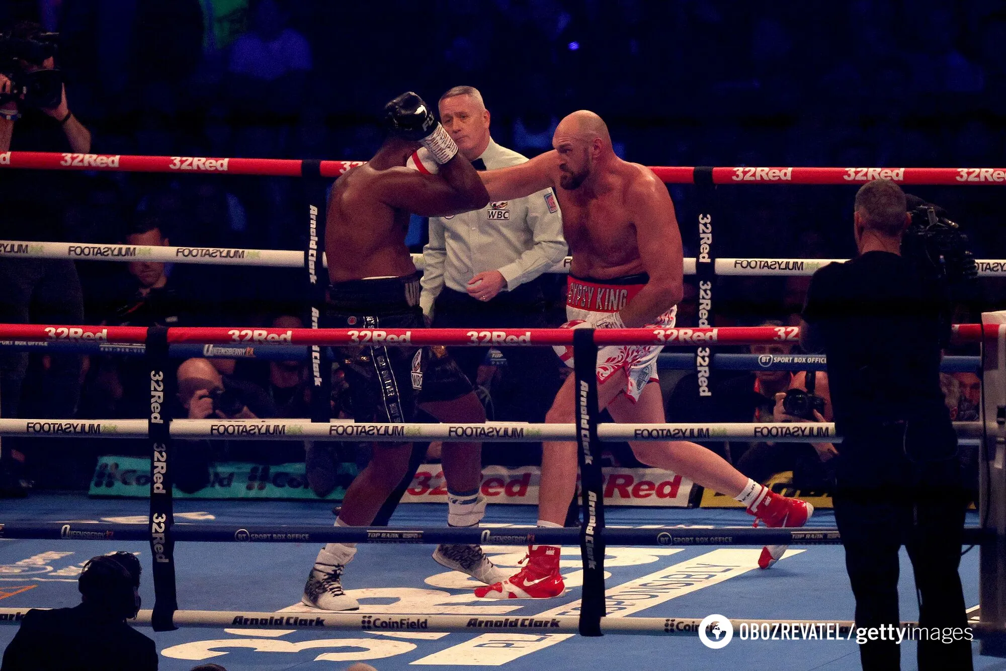 Тайсон Фьюри в бою с Диллианом Уайтом.