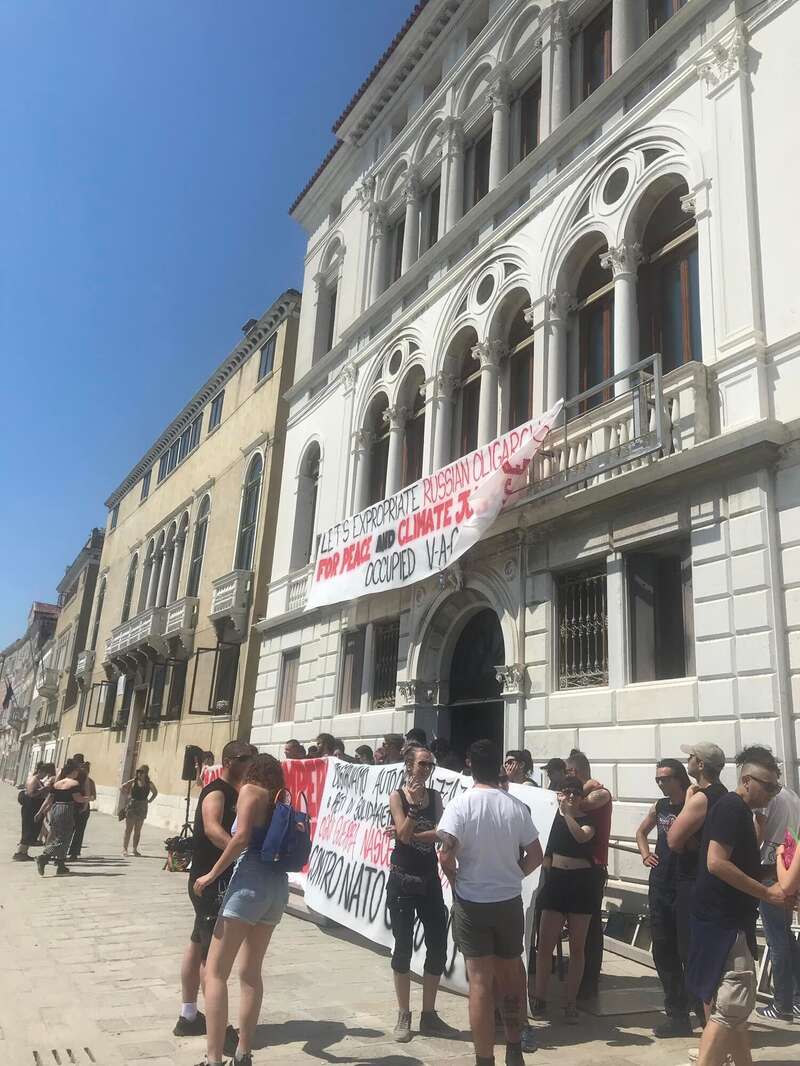 Активисты у дворца Михельсона