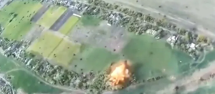 Украинские артиллеристы уничтожили гаубицу оккупантов dqxikeidqxiqqeant