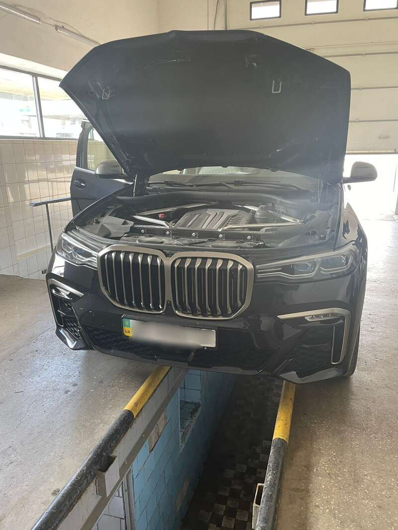 Одна из двух BMW на таможенном досмотре dqxikeidqxiqqeant
