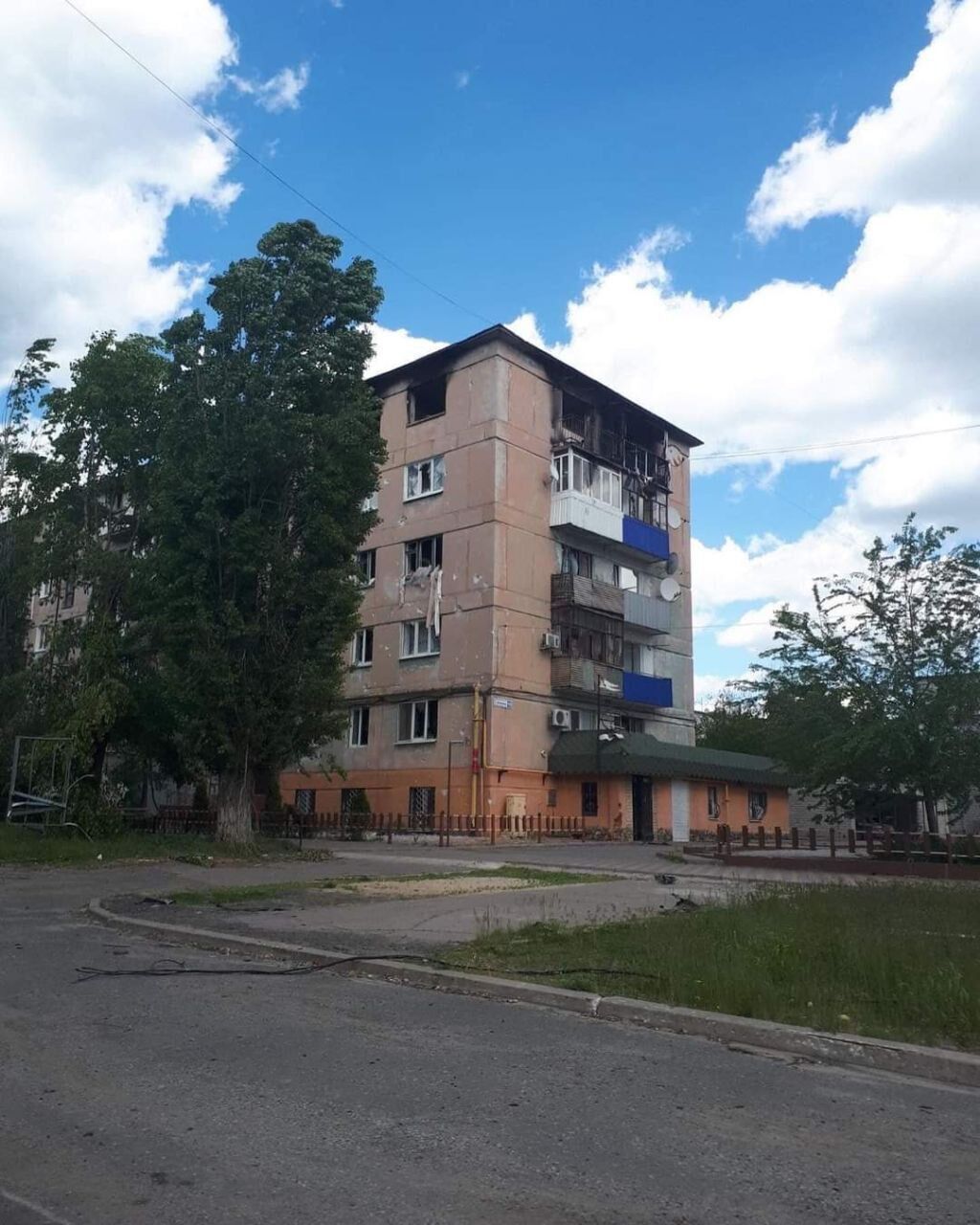 Жилой дом после попадания вражеского снаряда