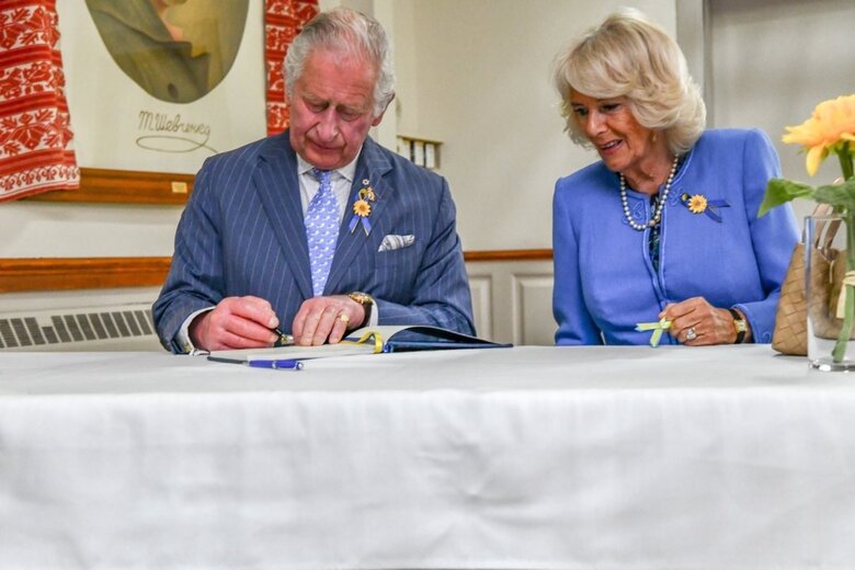 Принцу Чарльзу подарили украинскую марку с российским кораблем 01 dqxikeidqxitkant