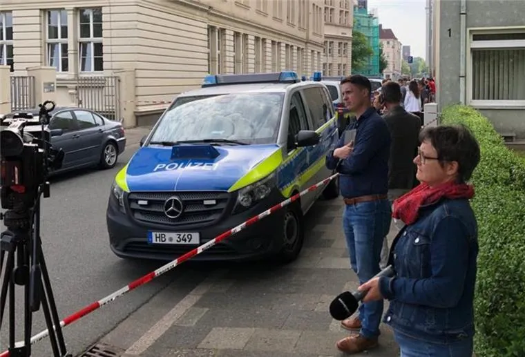 Перед школой уже собралось много родителей dqxikeidqxiqqeant