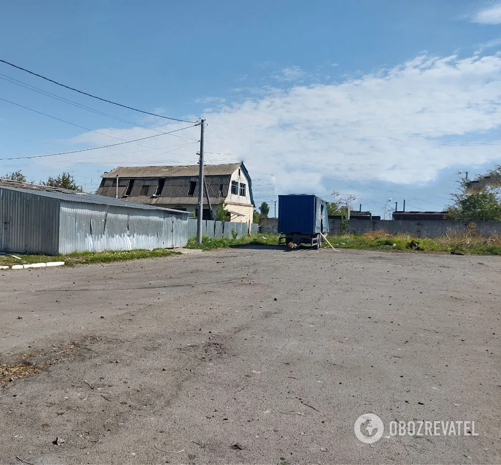 В зданиях выбило окна и вылетел шифер