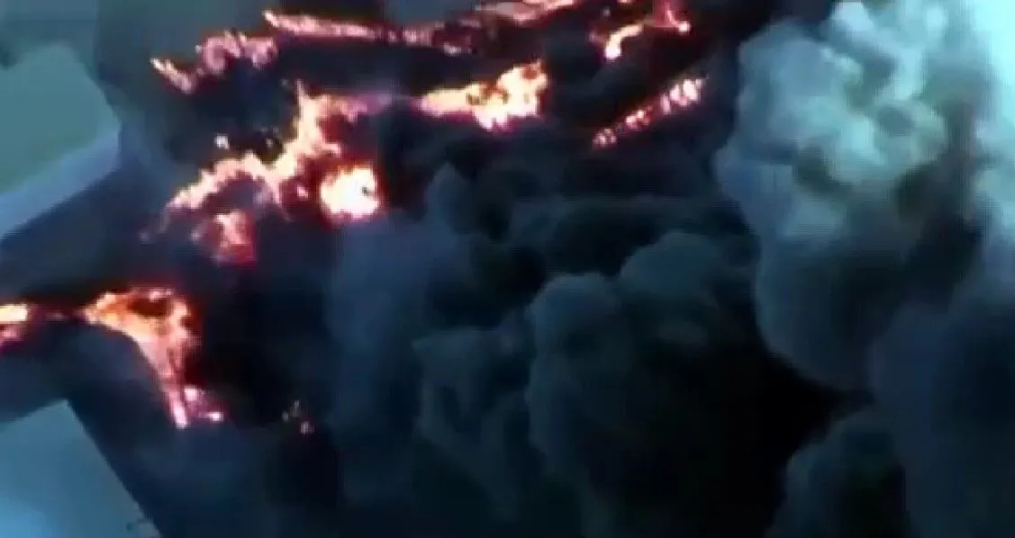 На складах начался пожар.