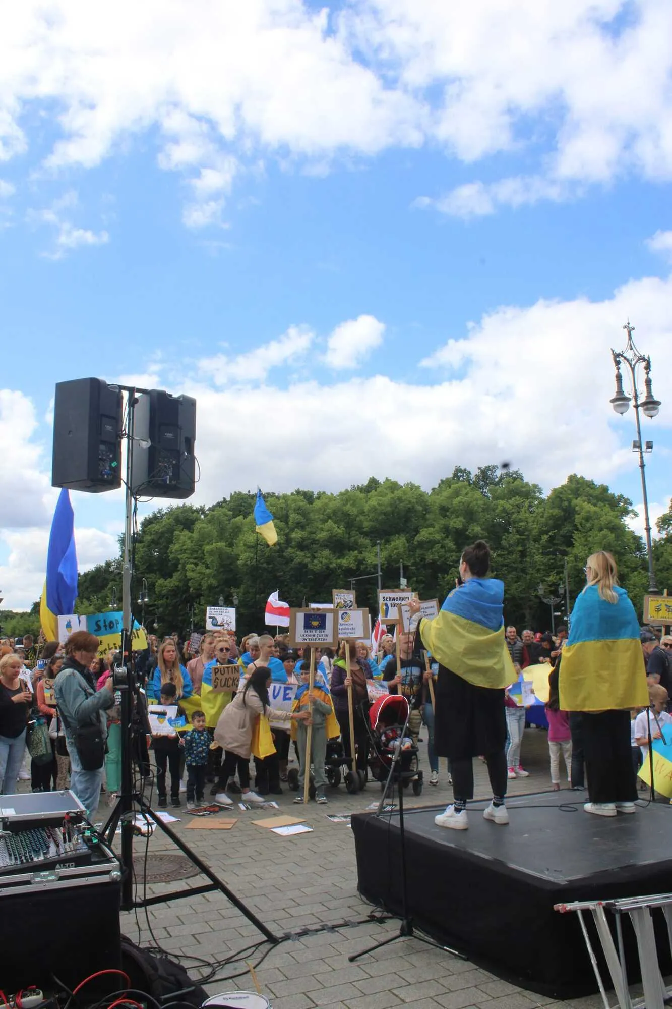 Немцы вышли на митинг против войны в Украине dqxikeidqxiqqeant