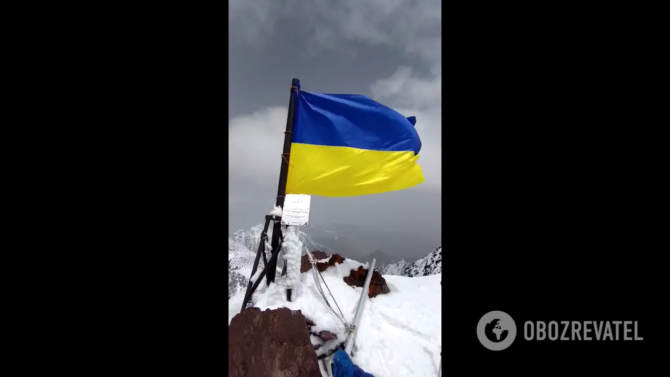 Флаг Украины на пике Путина в Кыргызстане dqxikeidqxiqqeant