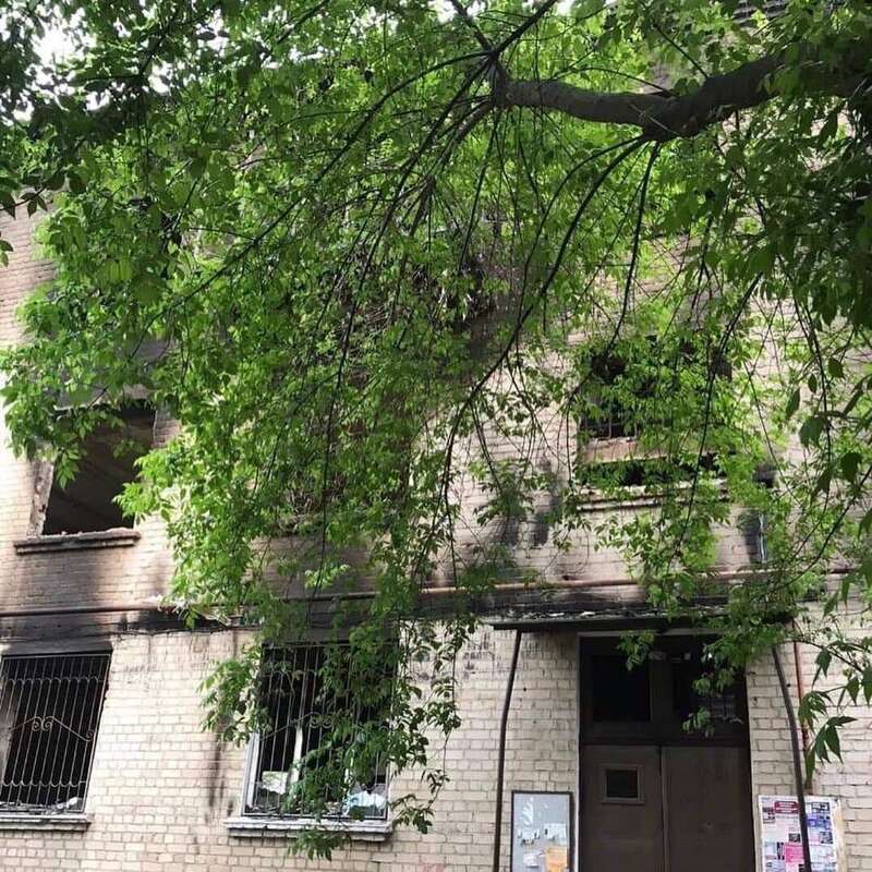 Следы от дыма на фасаде возле окон жилого дома