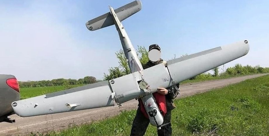 Фото: Минобороны Украины | Украинский военный с захваченным БПЛА РФ "Орлан-10" dqxikeidqxiqqeant