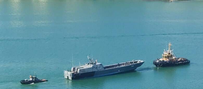 В Севастопольской бухте буксируют десантный катер, ранее замеченный у острова Змеиный 02 В Севастопольской бухте буксируют десантный катер, ранее замеченный у острова Змеиный 02 dqxikeidqxitkant