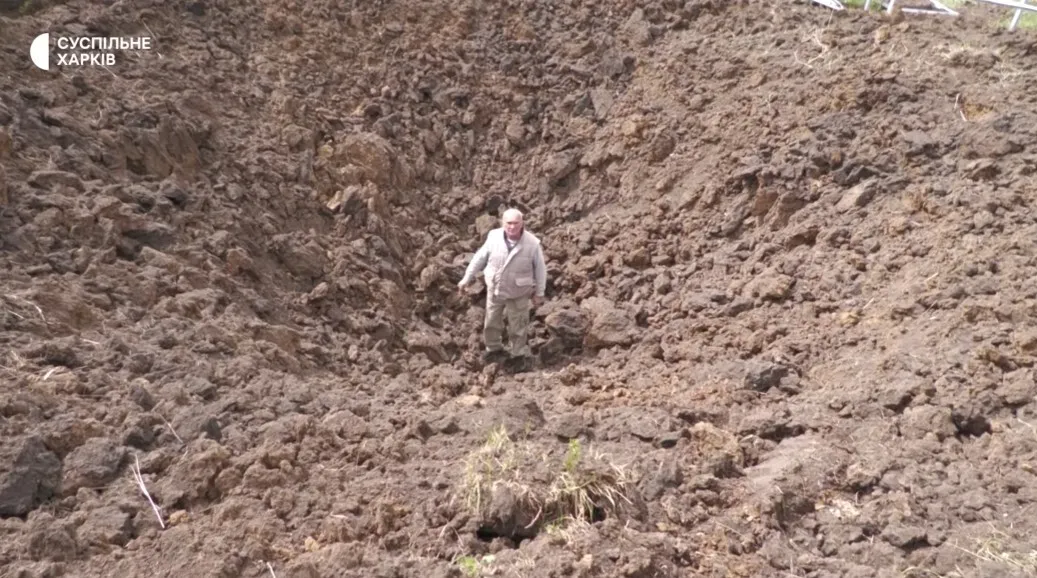 Воронка глубиной 6 метров.