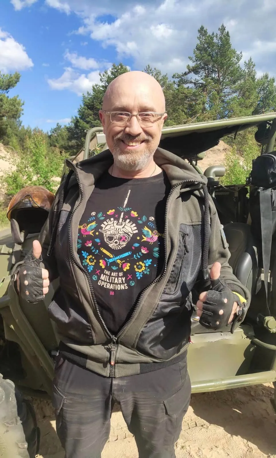 Министр обороны в футболке от украинской компании dqxikeidqxitkant