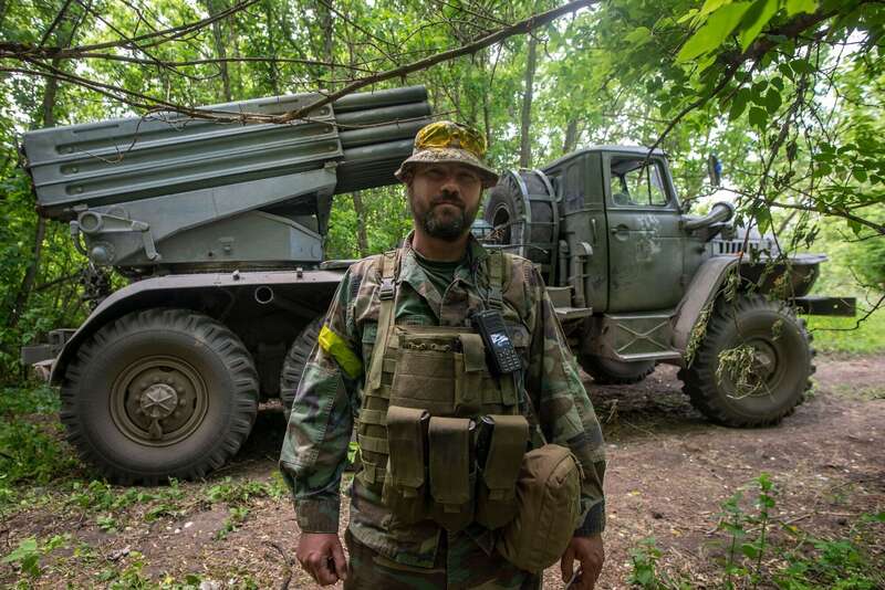 Воин бригады позировал на фоне арты