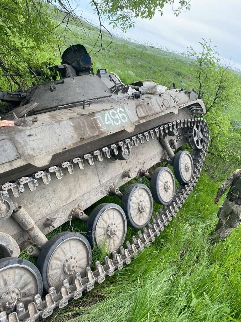 Бойцы 57-й ОМБр уничтожили БМП-2 рашистов на Луганском направлении 02 dqxikeidqxiqqeant