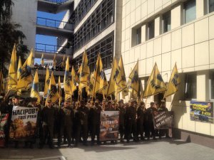 Бойцы батальона «Азов» заблокировали здание в центре Киева dqxikeidqxiqqeant