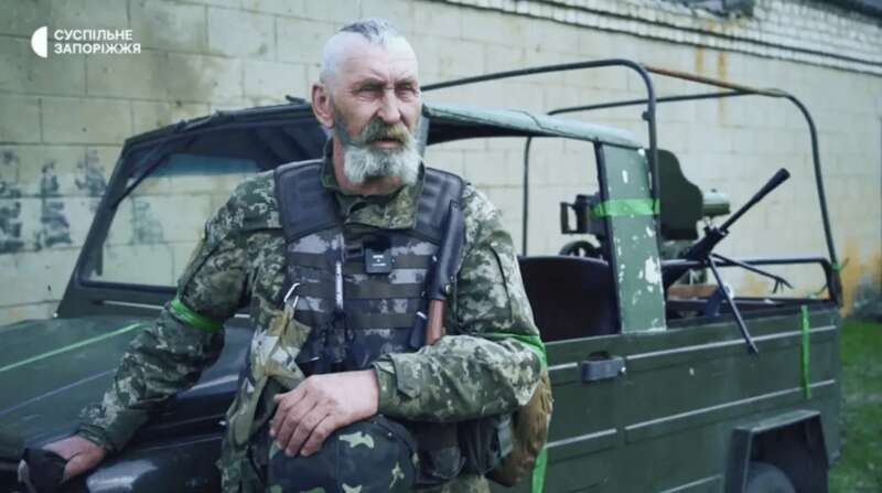 боец у автомобиля