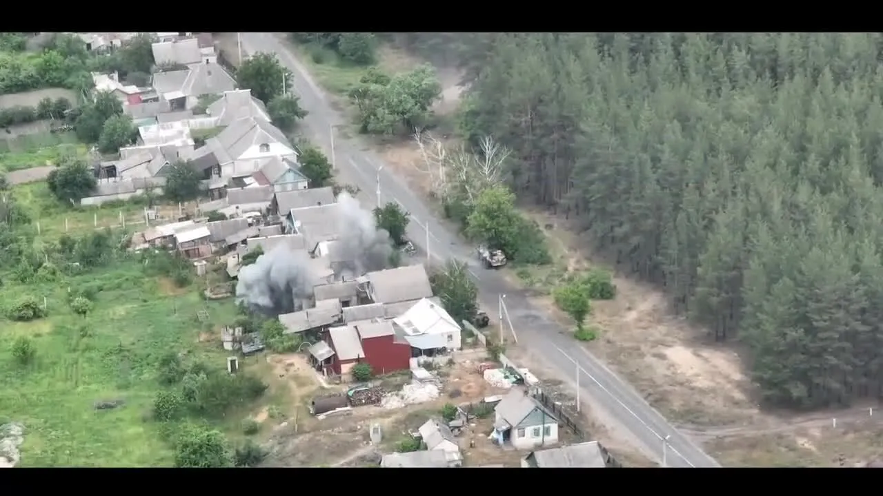 Украинские артиллеристы меткими ударами уничтожили вражескую бронетехнику: впечатляющее видео