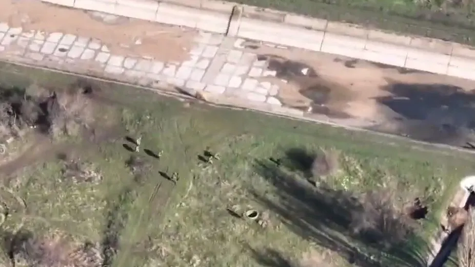 Оккупанты убегают от украинских минометчиков dqxikeidqxitkant