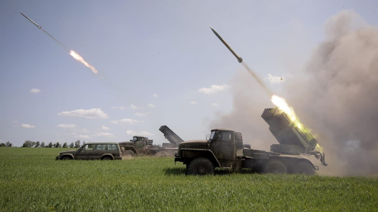 ВСУ "лупят" по российским фашистам трофейными Градами dqxikeidqxiqqeant