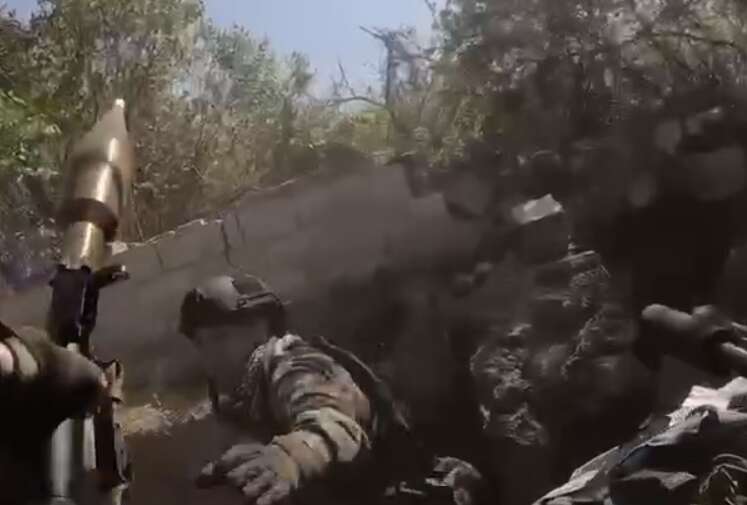 Враг заявил, что сдается, но устроил обстрел. dqxikeidqxiqqeant