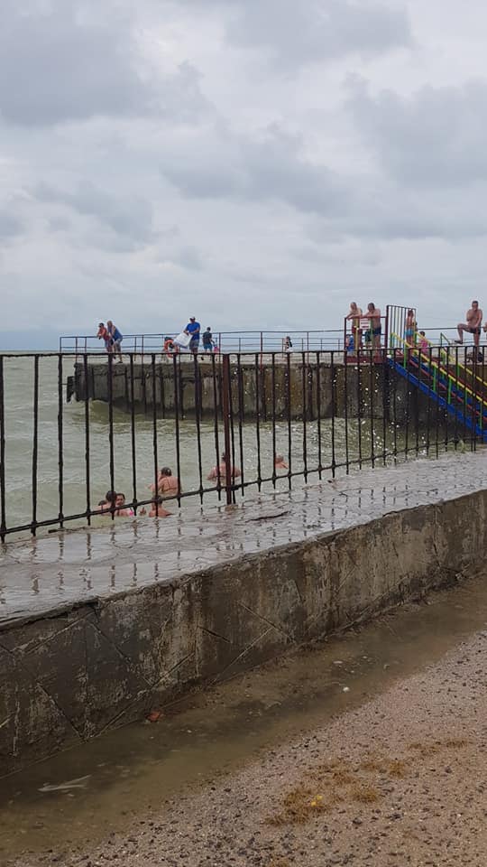 Оккупанты зазывают на курорты возле разрушенного Мариуполя (фото)