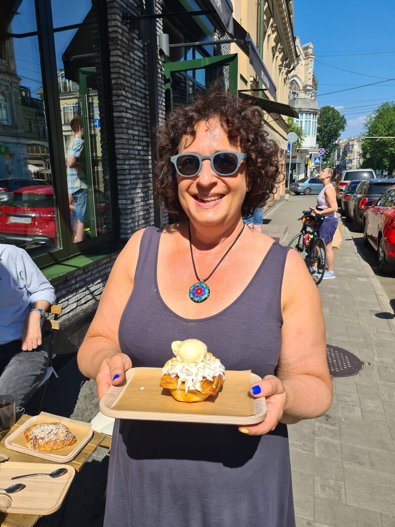 Посол Великобритании Симмонс увидела круассан Борис Джонсонюк в одном из заведений Киева 01 dqxikeidqxiqqeant