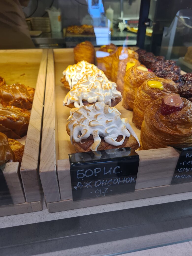 Посол Великобритании Симмонс увидела круассан Борис Джонсонюк в одном из заведений Киева 02