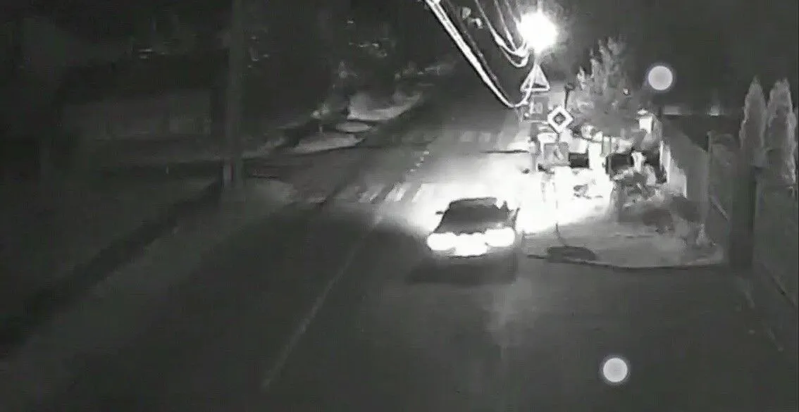 Легковушка на скорости протаранила столб. dqxikeidqxitkant