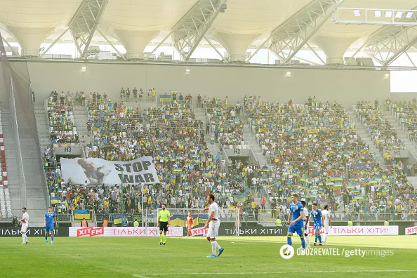 Плакат про Путина на матче Украина - Армения dqxikeidqxitkant