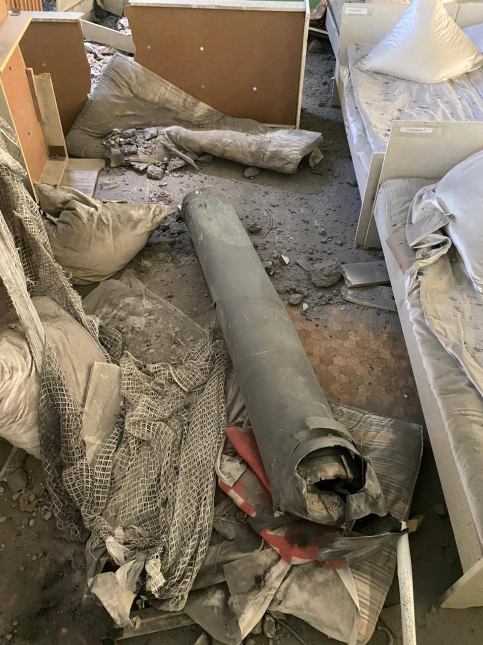 Снаряд упал возле детских кроватей.