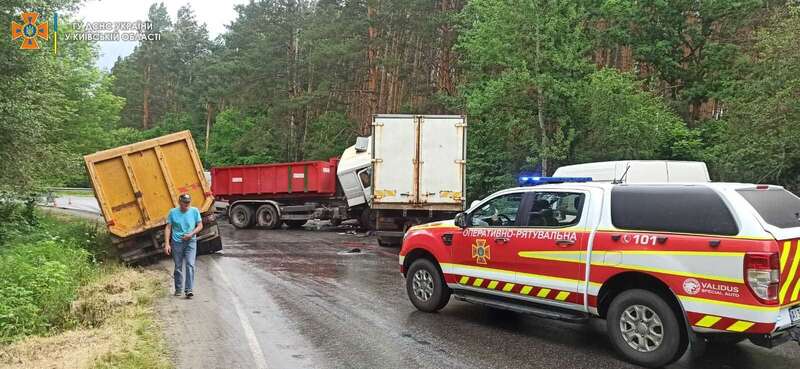 Под Киевом столкнулись три грузовика. dqxikeidqxiqqeant