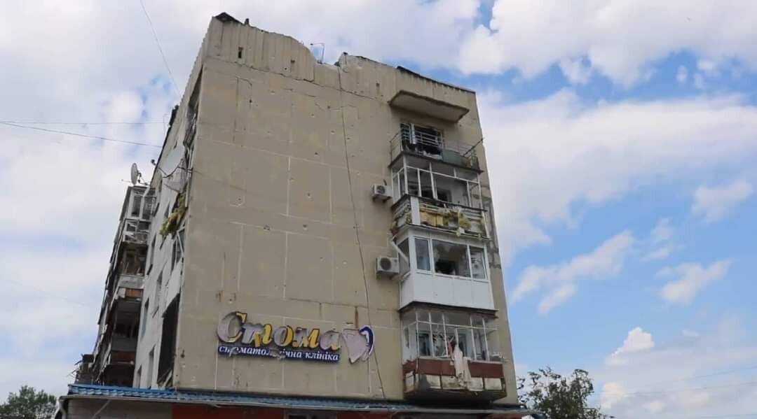 Многоквартирный дом сильно поврежден