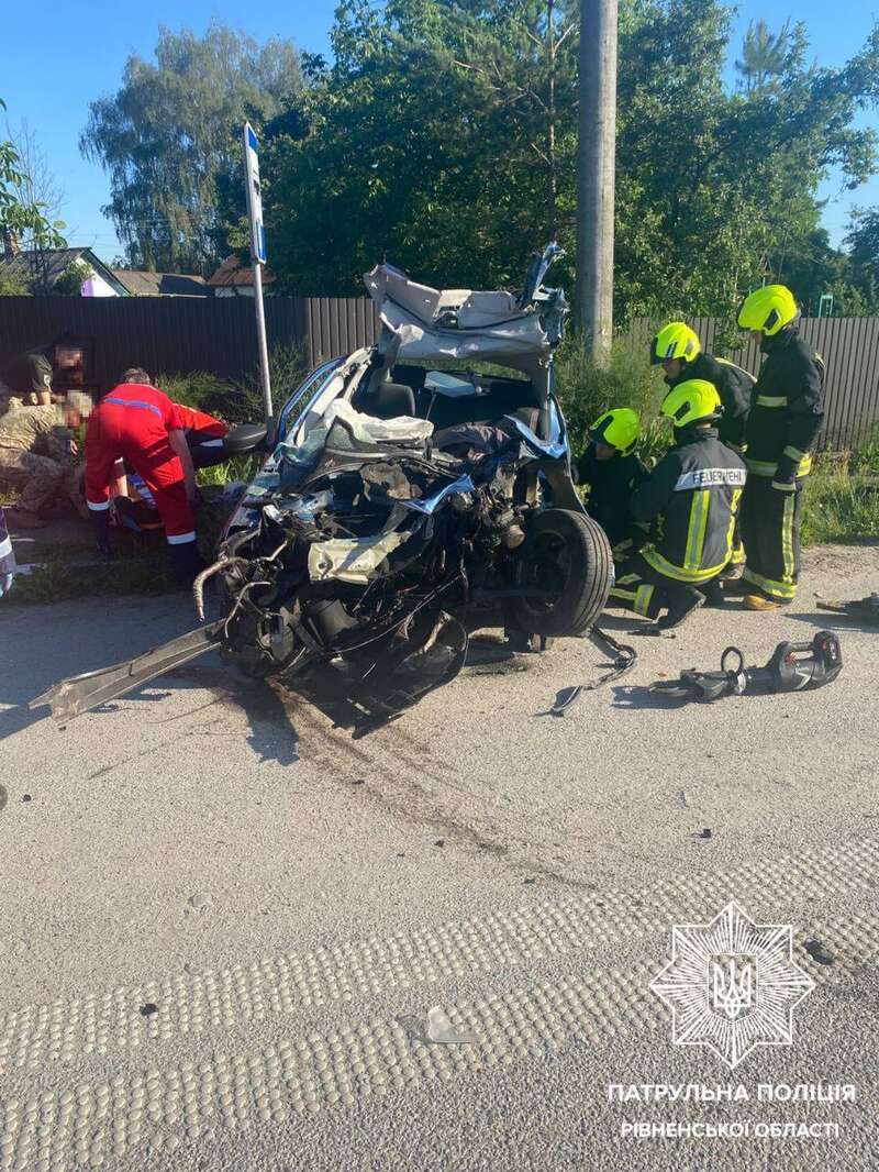 Пострадавшего доставали из авто спасатели