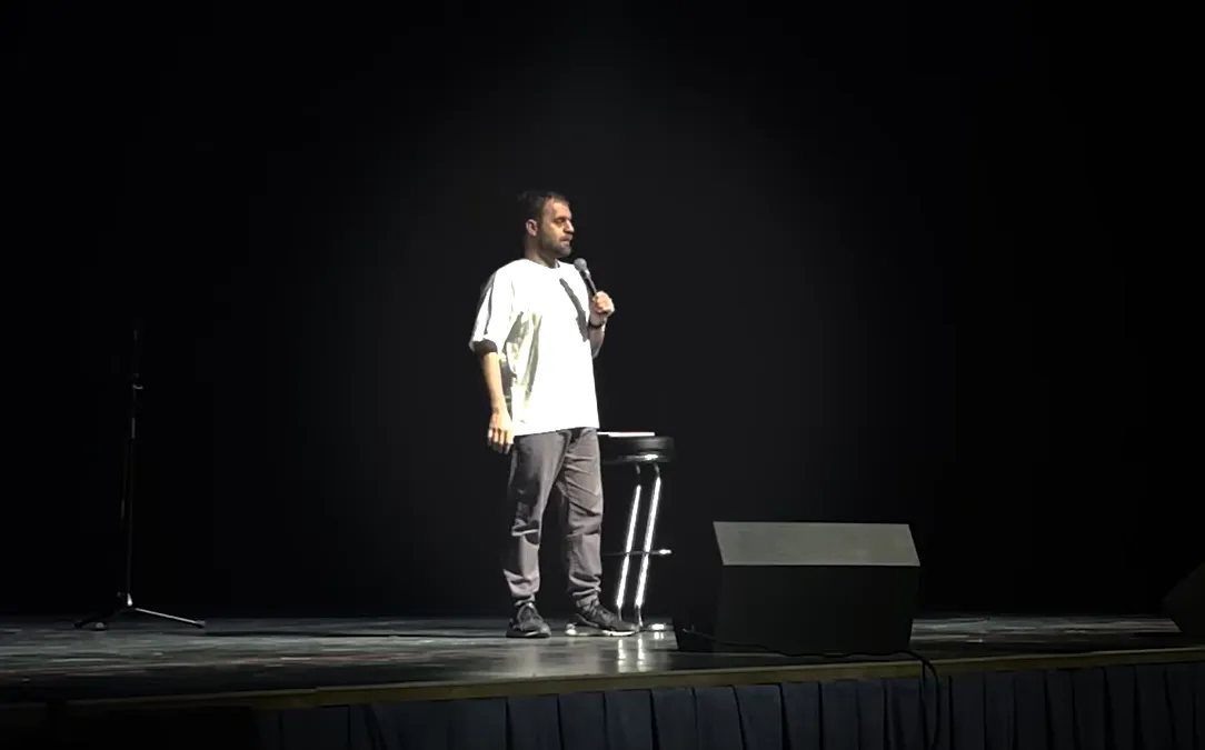 Комику на сцену вынесли погребальный венок dqxikeidqxitkant