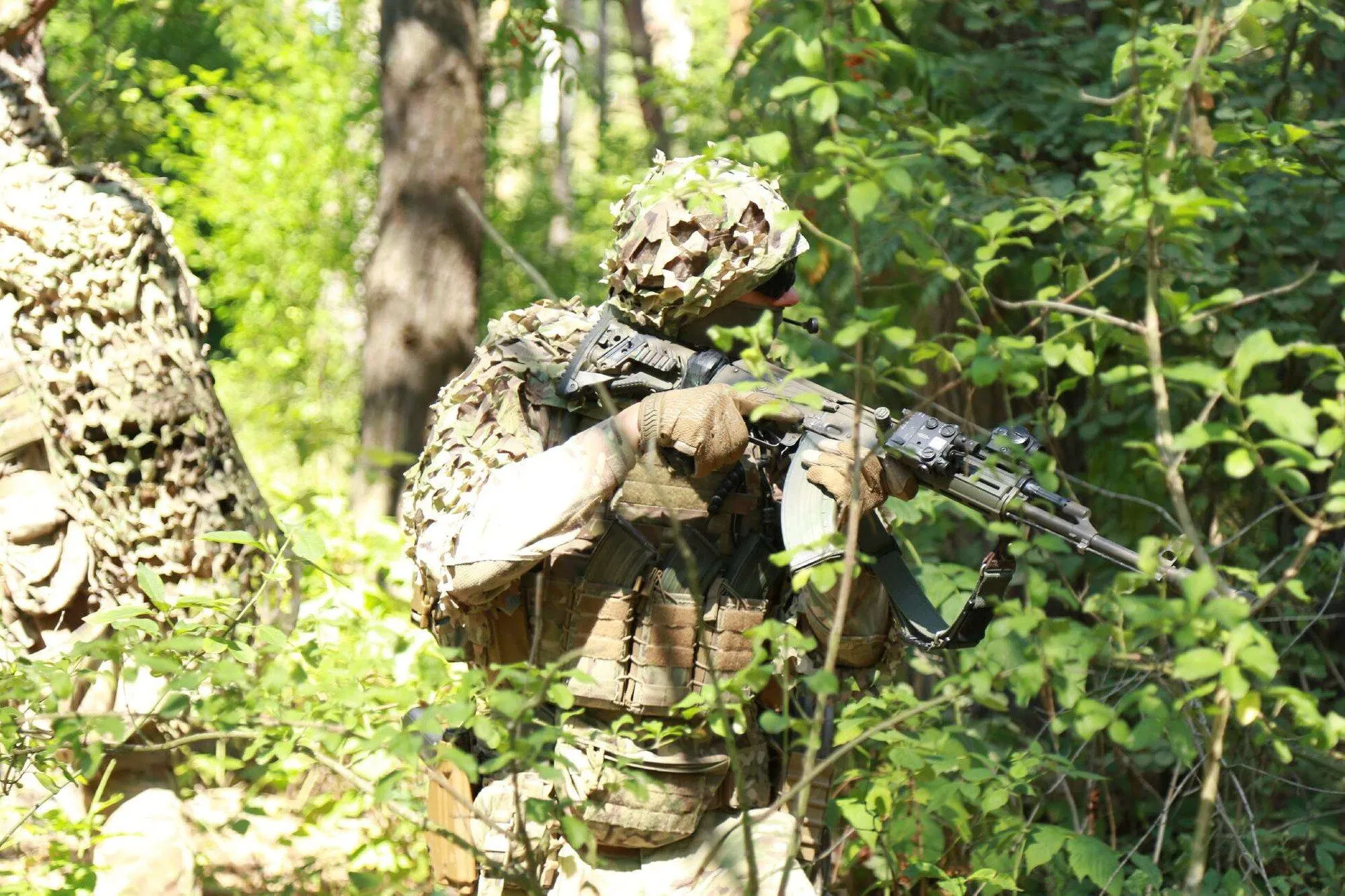 Боец украинской разведки выполняет задание