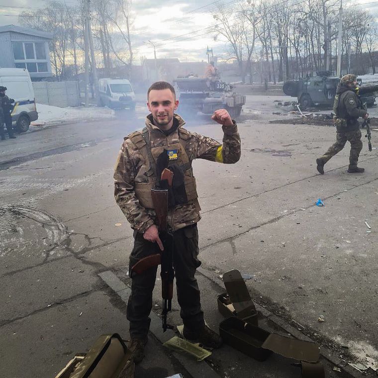 Дмитро Олійник біля школи 134 у Харкові