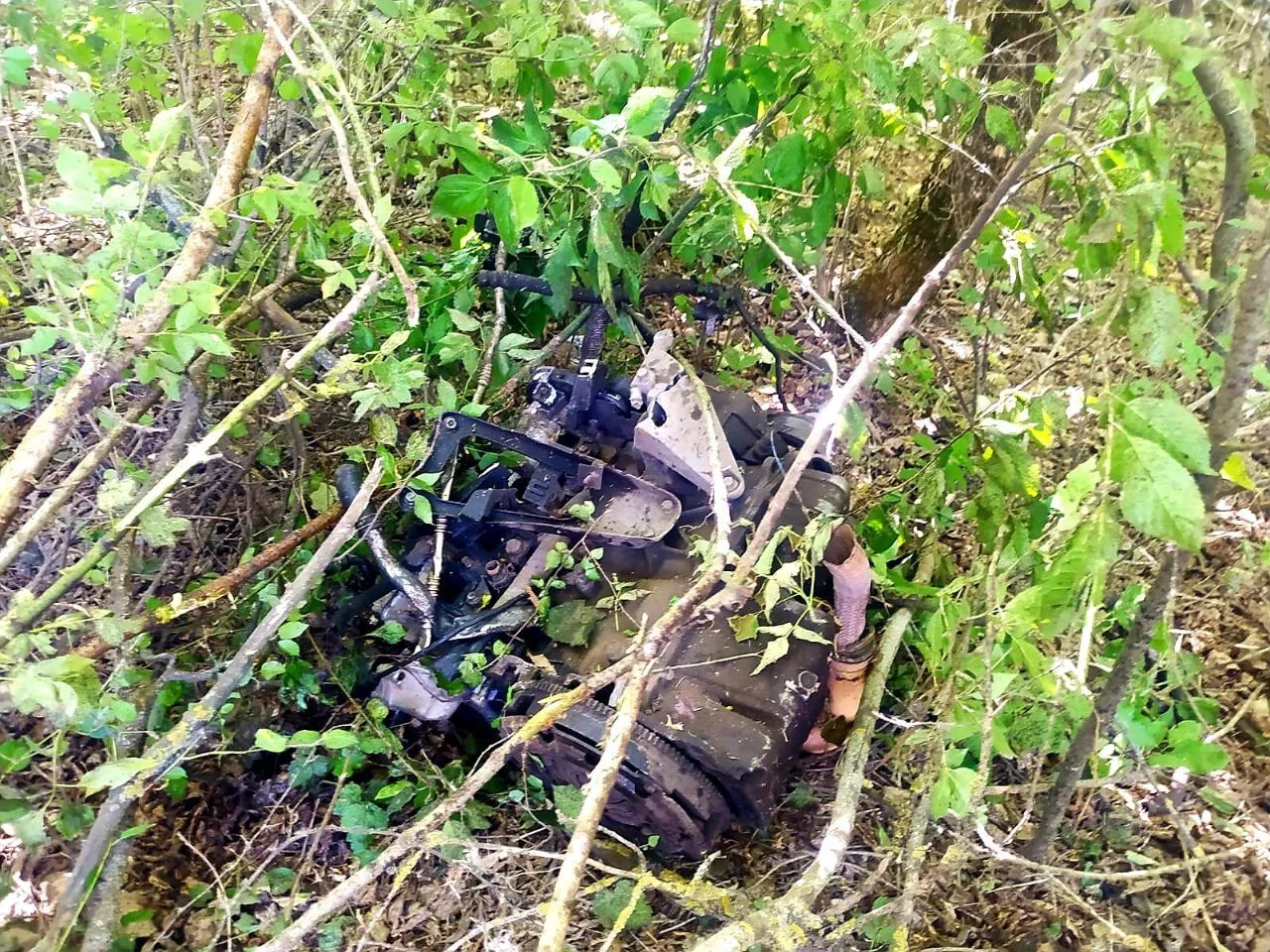 Сила удара была таковой, что у легковушки вырвало двигатель.