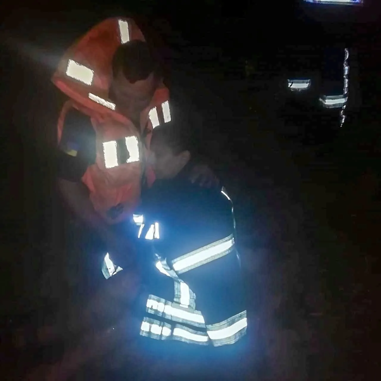 Спасатели помогли женщине добраться до берега. dqxikeidqxitkant