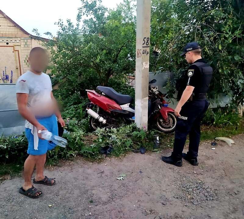 Мотоциклист на скорости протаранил столб и забор. dqxikeidqxiqqeant