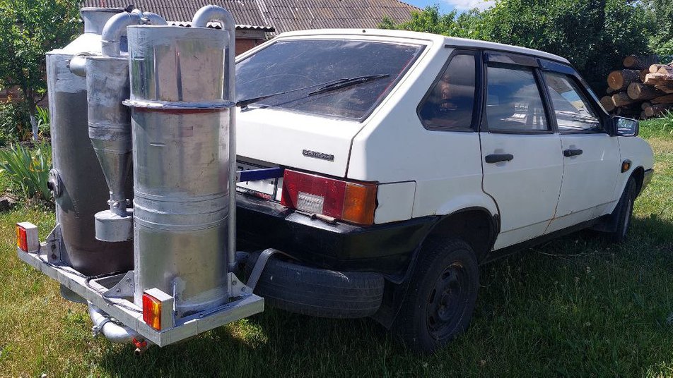 Очень экономно: украинец переоборудовал авто для поездок на дровах dqxikeidqxitkant