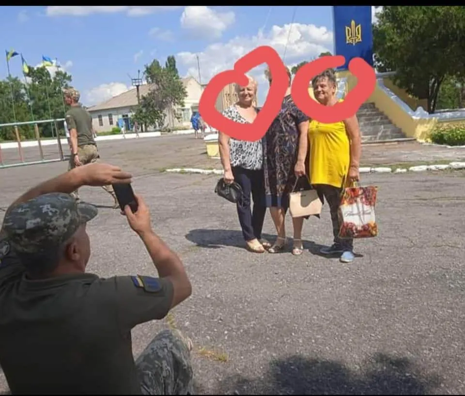 Жители села позируют возле украинской символики. dqxikeidqxitkant