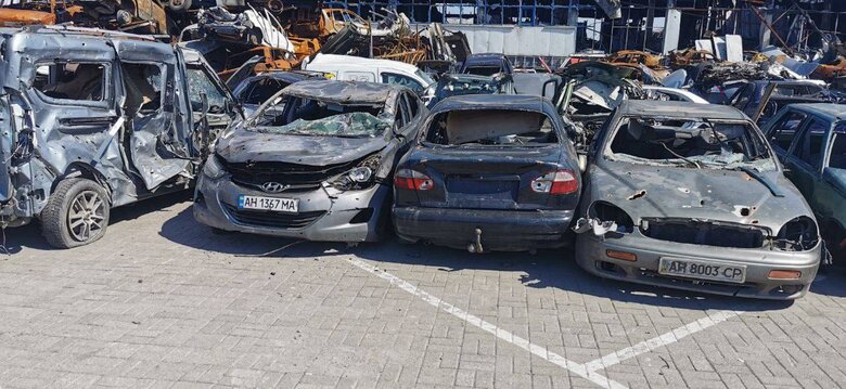 Рынок Азовский в Мариуполе превратился в автокладбище 01 dqxikeidqxiqqeant