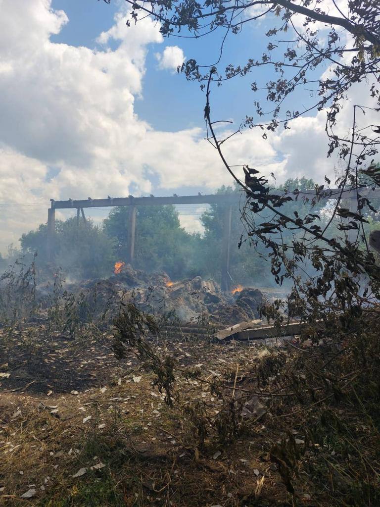 Обстріл Чернігівщини. Зруйноване сховище з зерном та пошкоджена техніка аграріїв, - ДПСУ 02