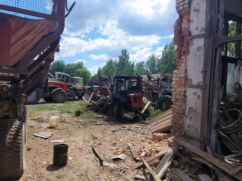Обстріл Чернігівщини. Зруйноване сховище з зерном та пошкоджена техніка аграріїв, - ДПСУ 04