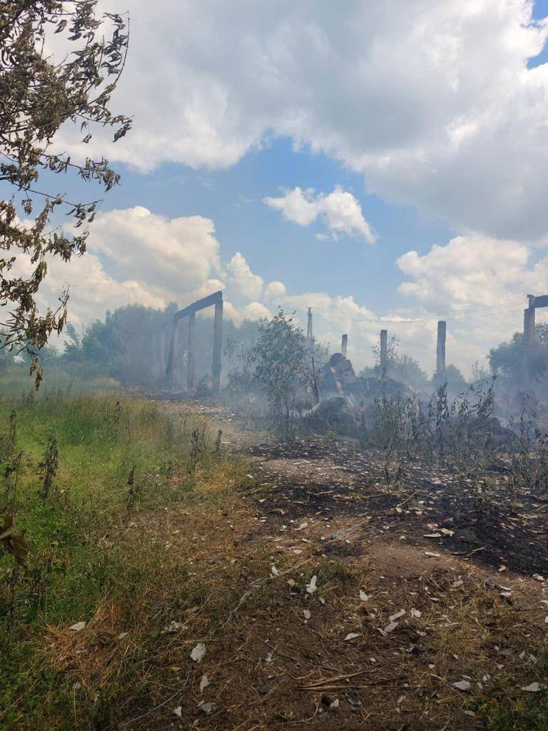 Обстріл Чернігівщини. Зруйноване сховище з зерном та пошкоджена техніка аграріїв, - ДПСУ 05